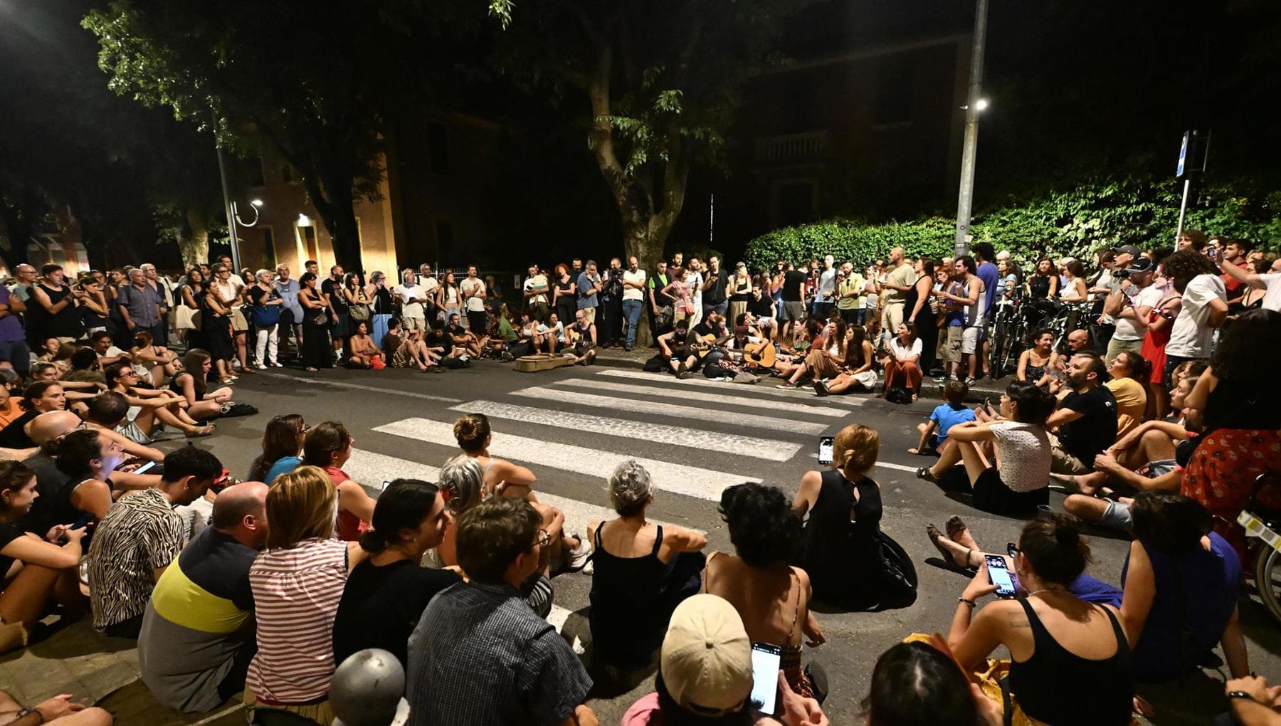 Bologna piange ma canta fino all’alba: “Vivi grazie a Guccini”
