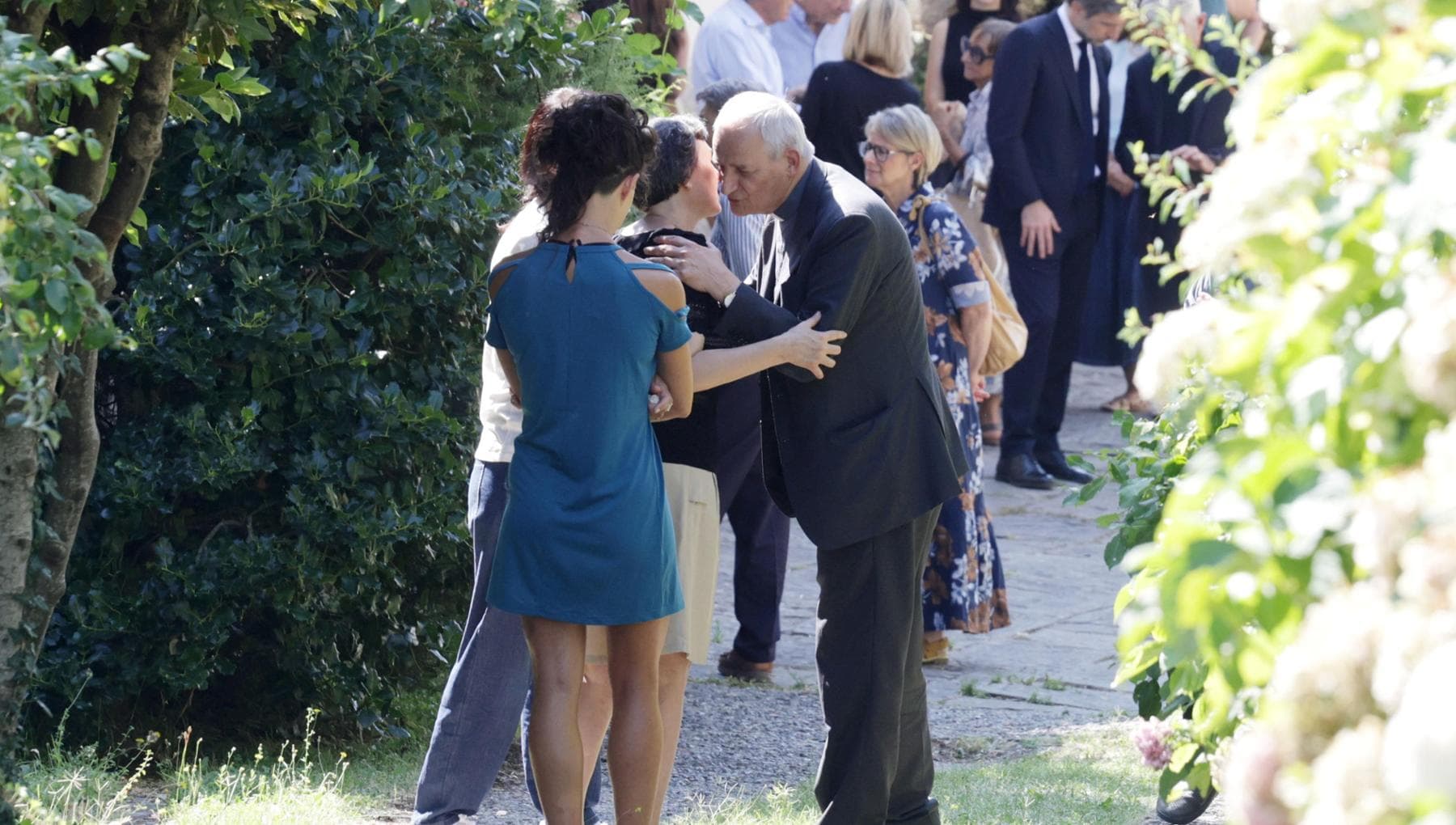 L’omaggio di Zuppi a Guccini: “Il dubbio era il tuo modo di stare davanti alle cose senza barare”