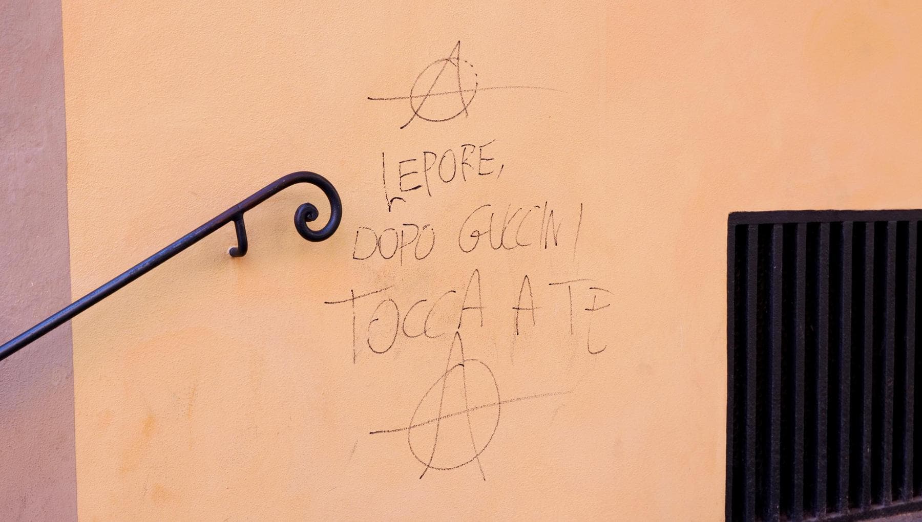 Scritta shock contro Lepore sui muri di Bologna: “Dopo Guccini tocca a te”