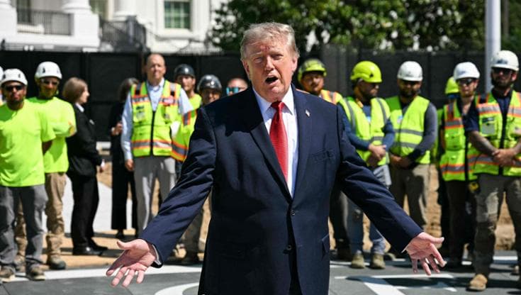 Lo studio che svela come Trump manipola il linguaggio: “Minacce spacciate per consigli”