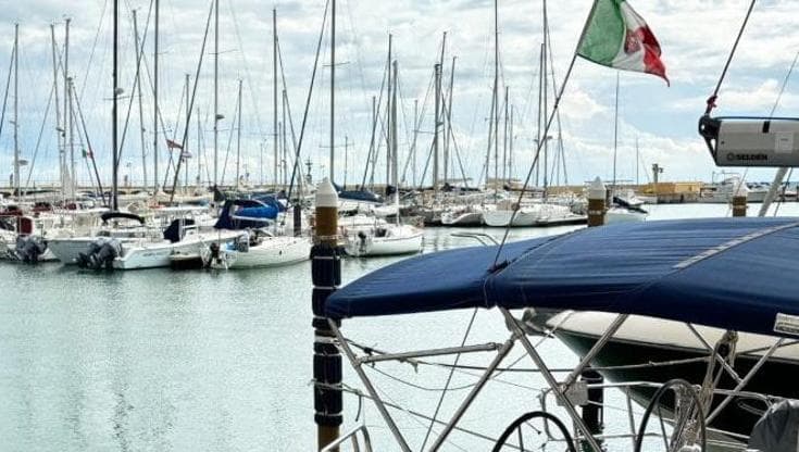 Anteprima: Si getta in auto con la moglie nel porto di Cattolica: entrambi salvati dai passanti. Poi…