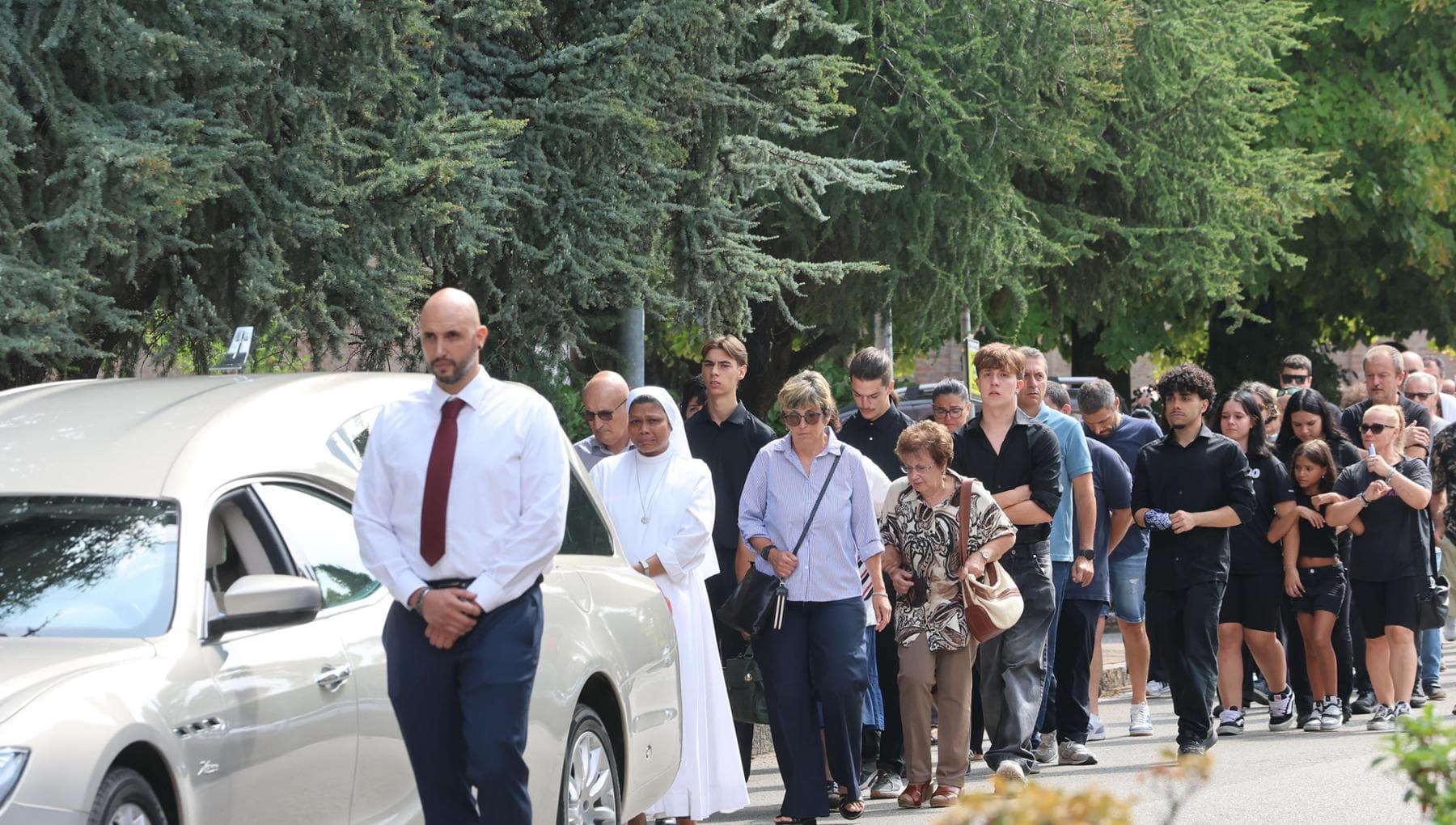 “Addio Crema, continuerai a suonare da lassù”, il funerale di Alberto Cremonini, morto a 19 anni
