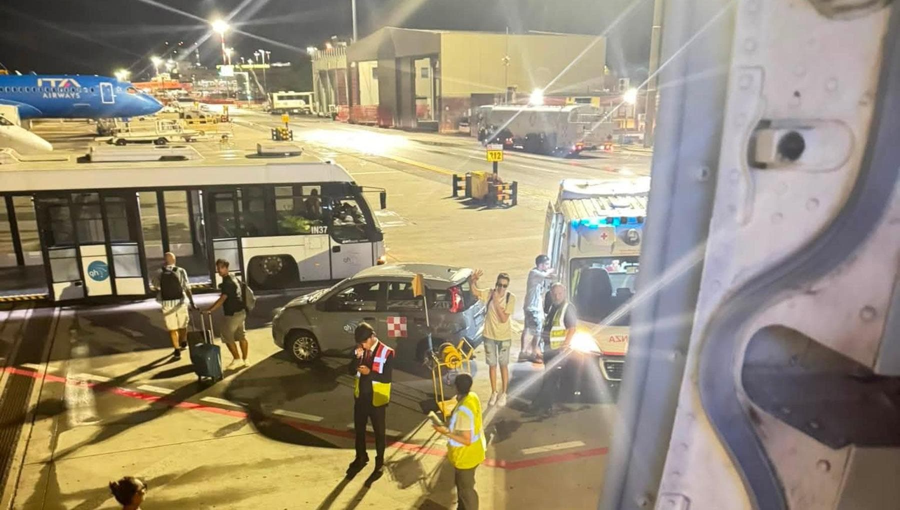 “Dieci ore chiusi in aereo, chiamata anche l’ambulanza”. L’odissea del volo Ryanair Bologna Malaga