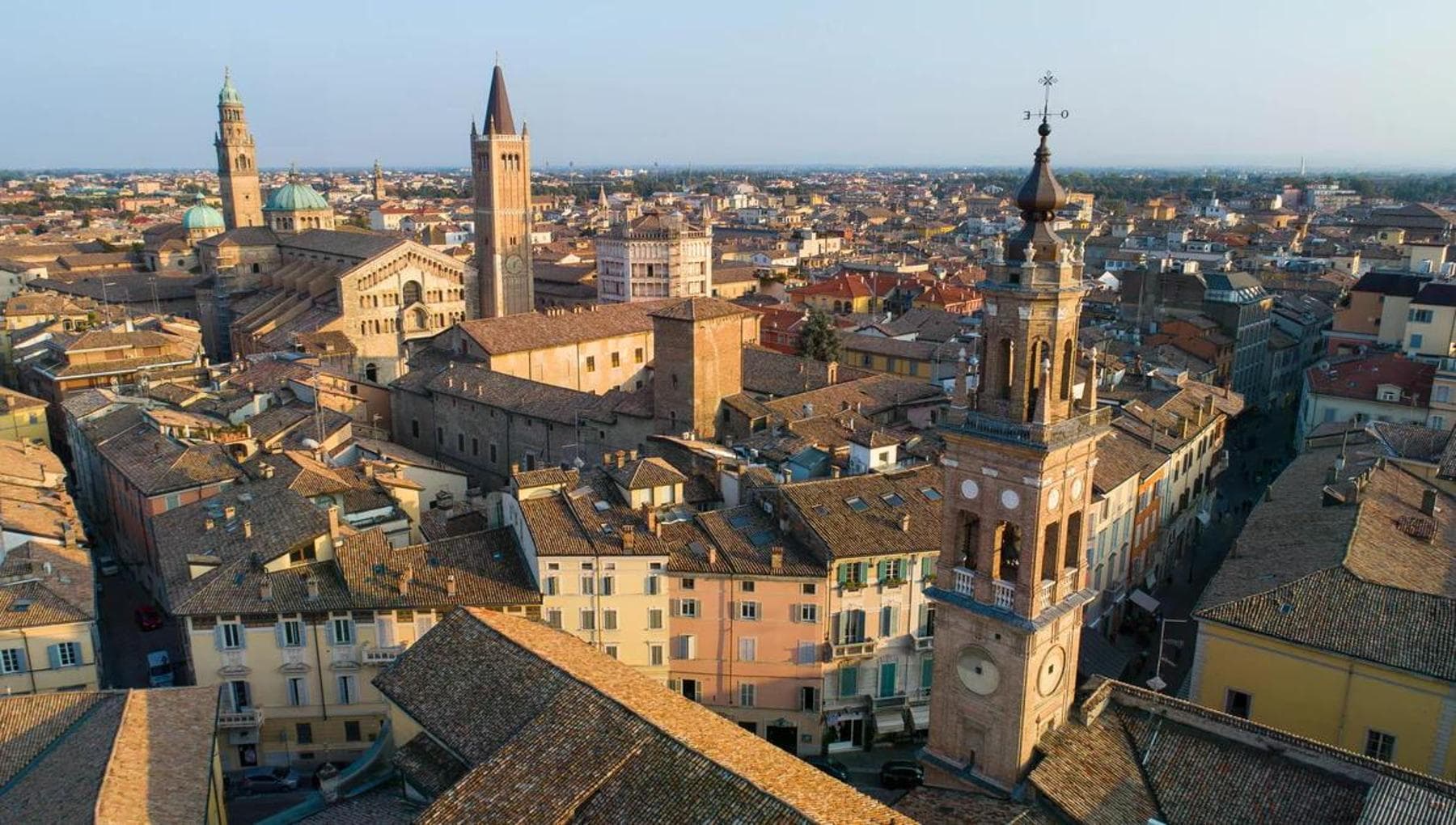 Mistero sulla morte di una donna di 45 anni, il corpo scoperto in casa a Parma con ferite da coltello