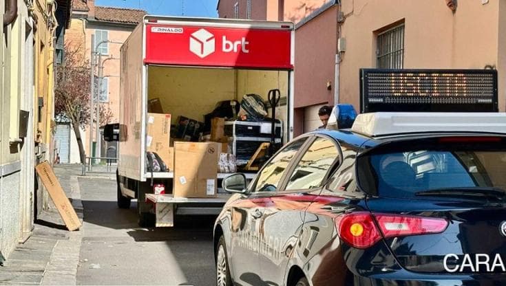 Piacenza, corriere di 42 anni muore per malore durante una consegna. “Oggi gli scadeva il contratto”