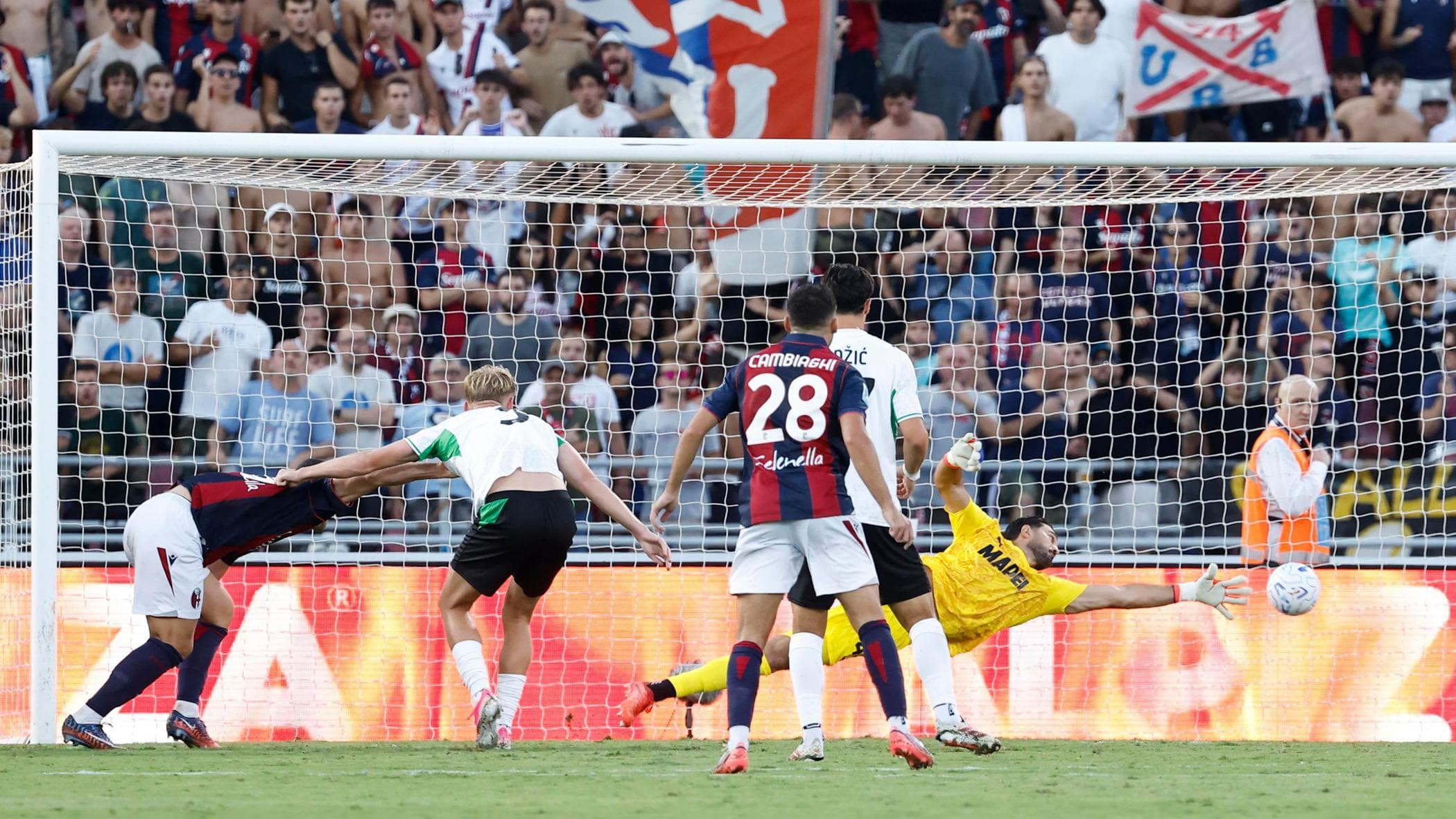 Il Bologna soffre, Dovbyk lo salva al 91esimo. Con il Sassuolo finisce 2-2