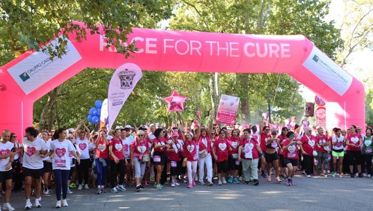 Race for the cure, la corsa in rosa contro i tumori al seno: in migliaia per le strade di Bologna