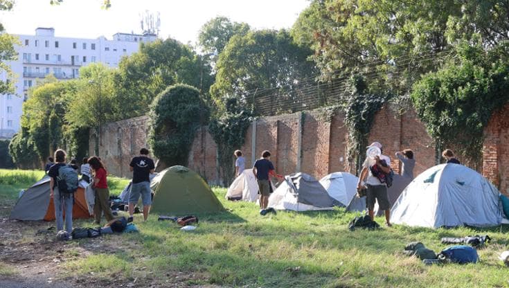 Occupazione-lampo alla ex caserma Sani: “Gli spazi pubblici sono dei cittadini”