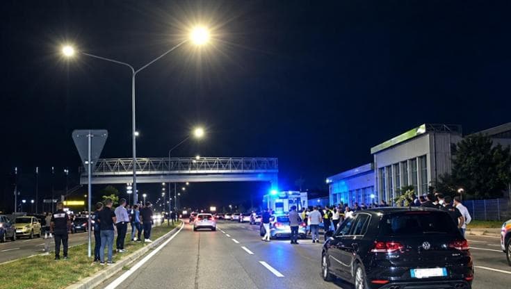 Schianto nella notte su viale Togliatti: cinque giovani feriti, tre in rianimazione