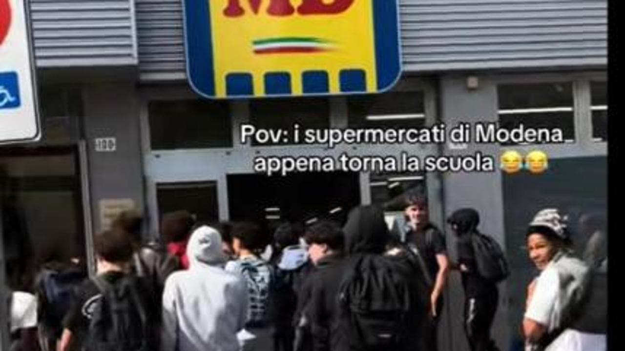 Assalto al discount dopo la scuola: 50 ragazzi saccheggiano l’MD. La sfida postata sui social