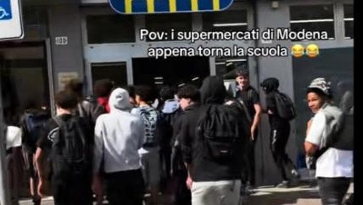 Assalto al discount dopo la scuola: 50 ragazzi saccheggiano l’MD. E postano i video sui social