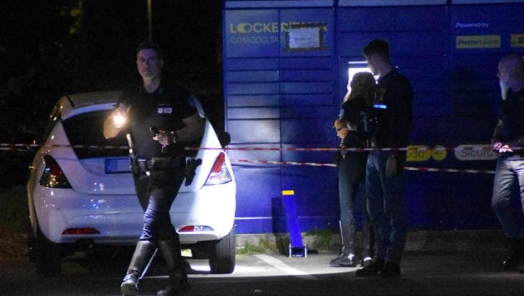 Reggio Emilia, a un distributore aggredisce una donna e investe due persone: tre feriti gravi
