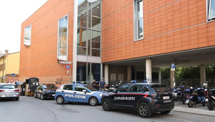 Ferrara, 15enne aggredito con un coltello nei bagni della scuola: arrestato un maggiorenne