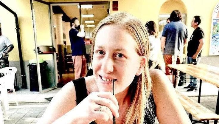 Sara Lodi morta a Parma, la famiglia: “Non possiamo farle il funerale, da un mese solo silenzio”