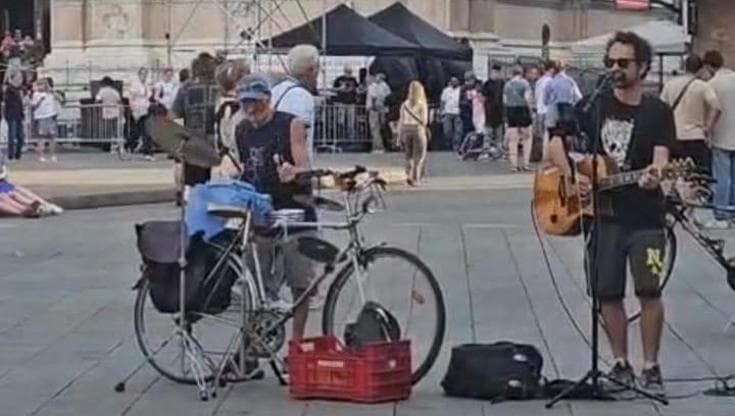 “Multa da 400 euro: suonavo in piazza e ho sforato di 10 minuti”, lo sfogo dell’artista di strada
