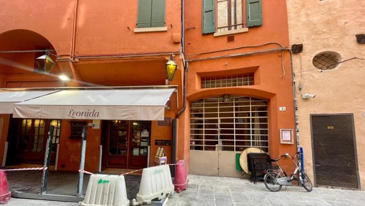 Vicolo Alemagna, la festa dopo i cantieri con musica e tortellini 