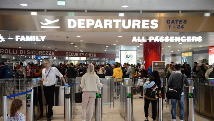 Provano a salire al Marconi su volo per Tel Aviv con passaporti israeliani falsi: denunciati