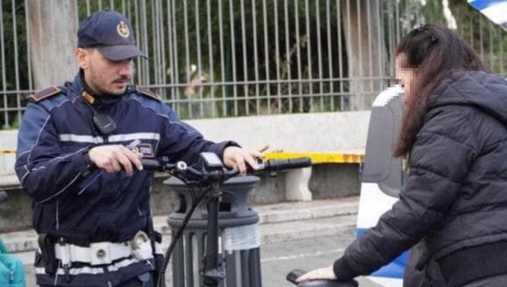 Anteprima: Parma, il “bici velox” che ferma le e-bike che sfrecciano come motorini: multe fino a 15m…