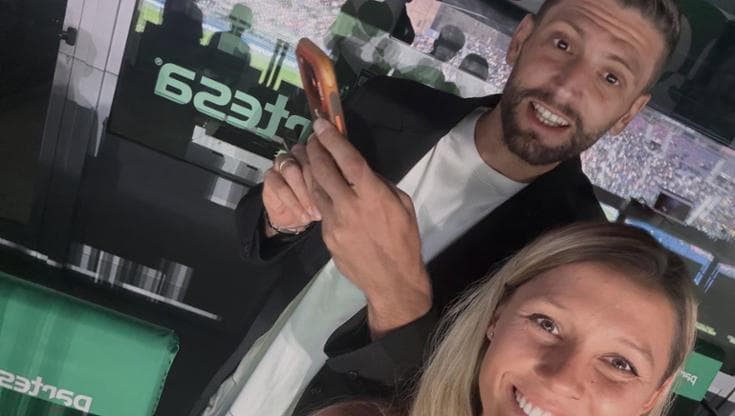 Il calciatore Berardi e la moglie soccorrono uno studente colto da malore sul bus