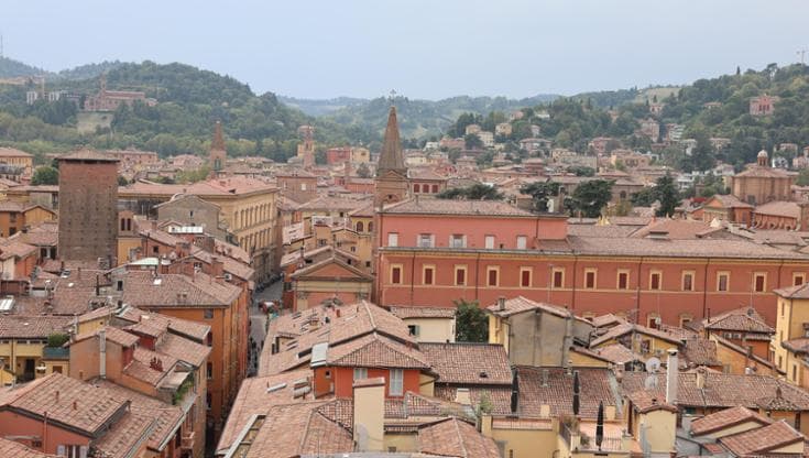 Copertina: Addio città degli studenti a Bologna 660 euro per una stanza in cantina
