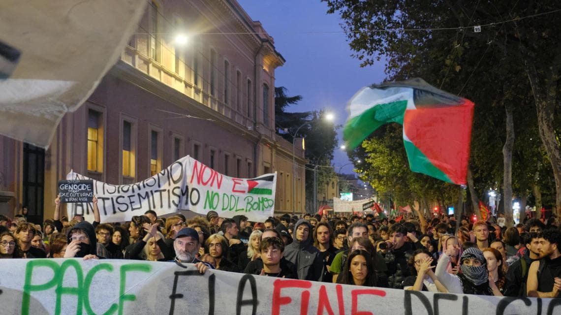 Bologna, in migliaia sfilano per la Palestina e contro l’omofobia. Traffico bloccato sui viali
