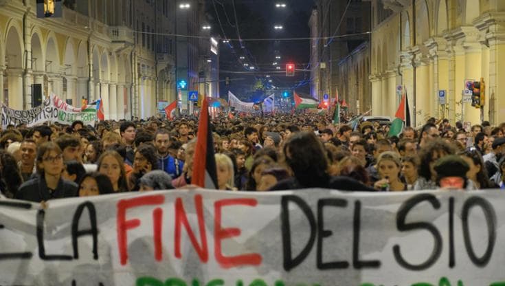 Bologna, in migliaia sfilano per la Palestina e contro l’omofobia. Traffico bloccato sui viali