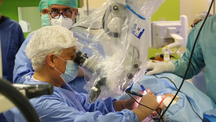 A Piacenza impiantato un orecchio bionico invisibile: è la prima volta in Italia