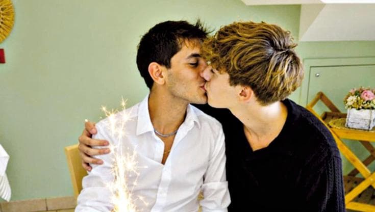 Postano il loro bacio sui social, travolti da una valanga omofoba