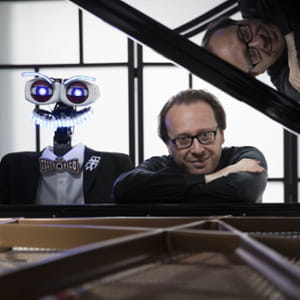 Il pianista Roberto Prosseda sfida il robot TeoTronico: “Sa suonare tutto anche grazie all’IA”