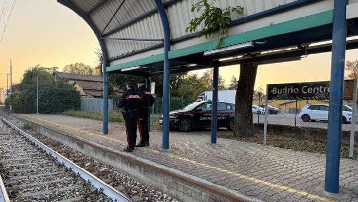 Budrio, pietre sui binari mentre arriva un treno: denunciati tre giovani, due sono minorenni