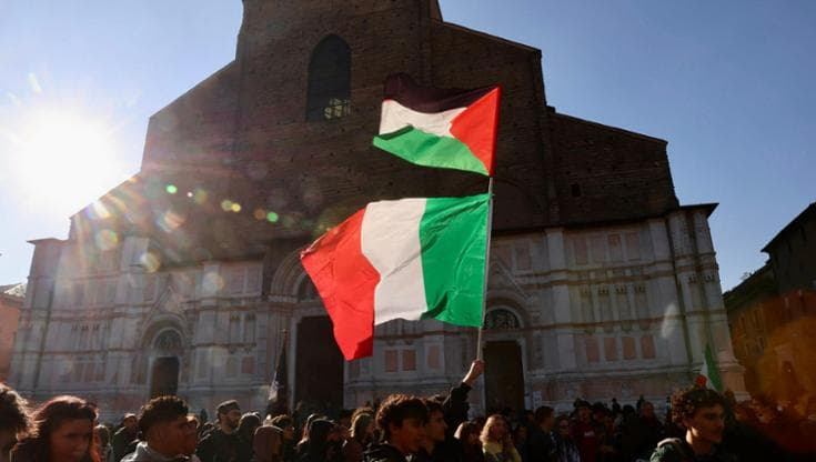 In corteo coi tricolori: “Lottiamo per il futuro del Paese, la bandiera italiana è di tutti”