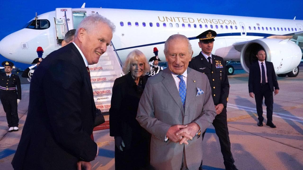Re Carlo arriva a Roma per la storica visita dal Papa. Ecco cosa “dice ...