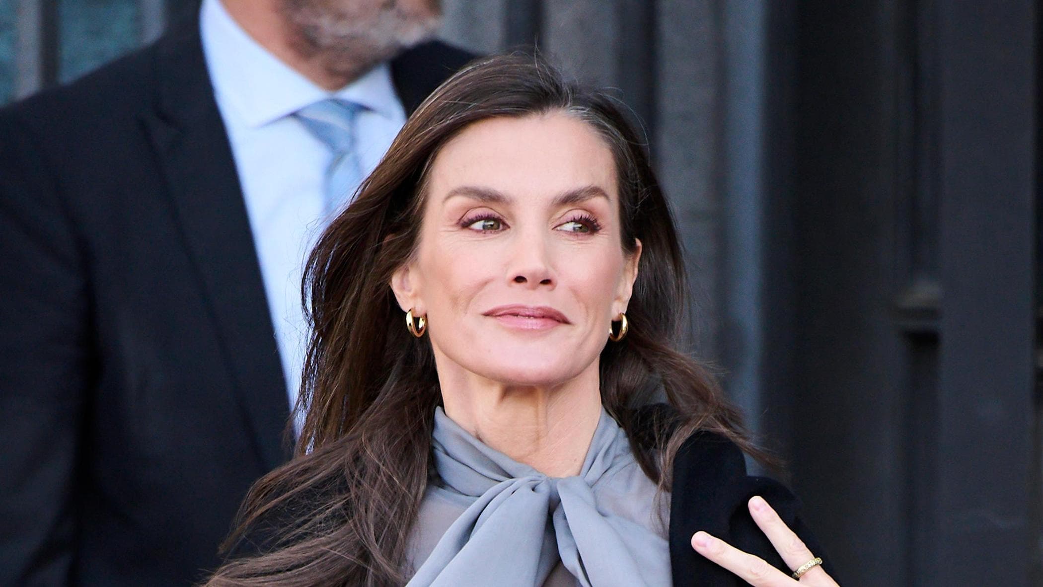 La gonna di pelle di Letizia di Spagna è il capo tendenza che definisce