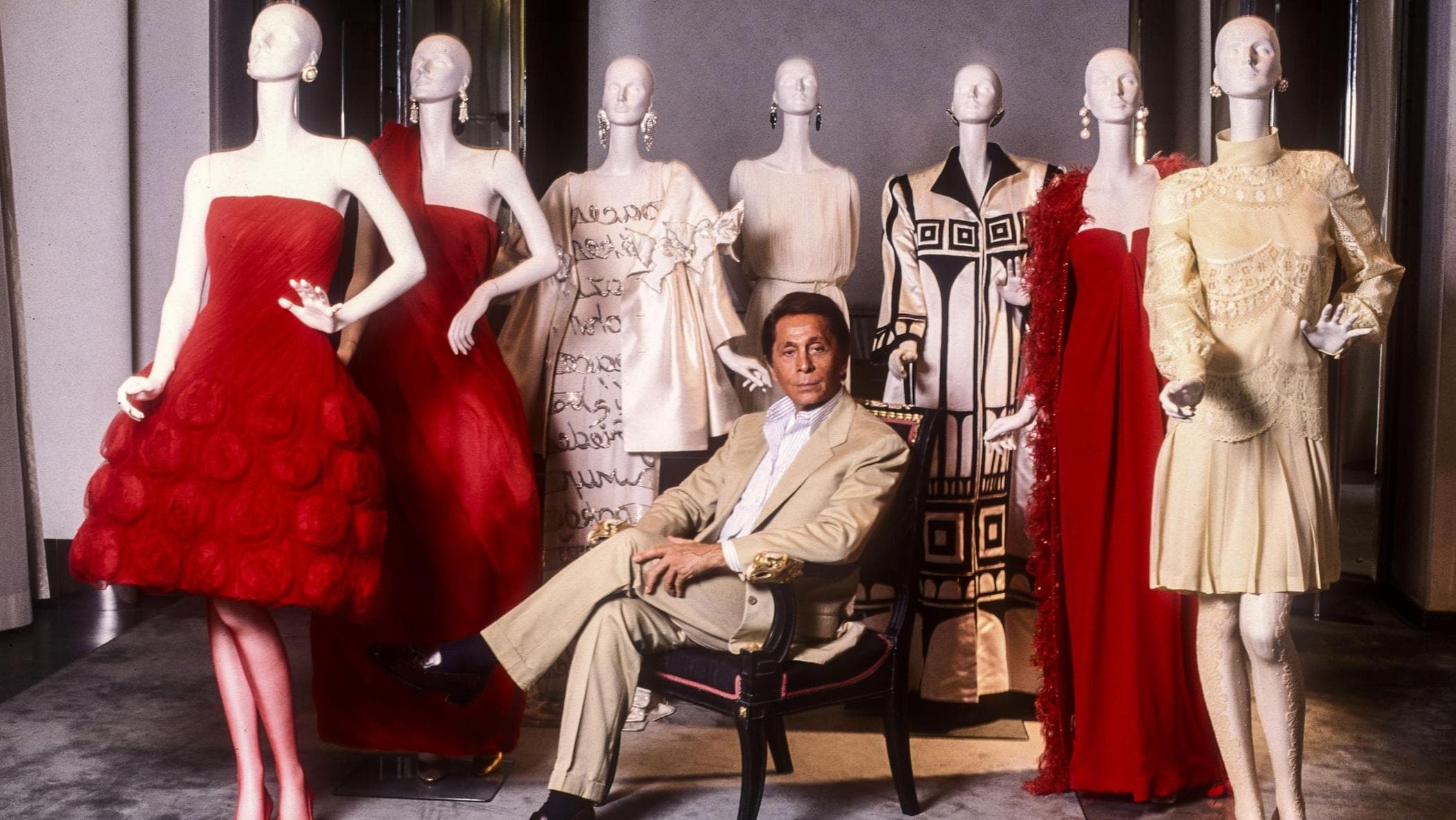 Il rosso, l’eleganza e la bellezza: le quindici frasi più famose di Valentino