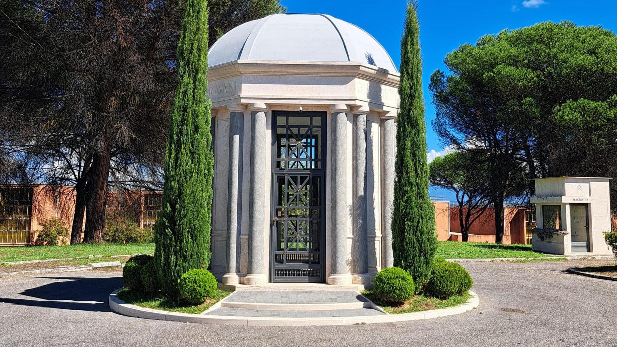 Sarà sepolto al Cimitero Flaminio. La tomba di Valentino pronta da tempo