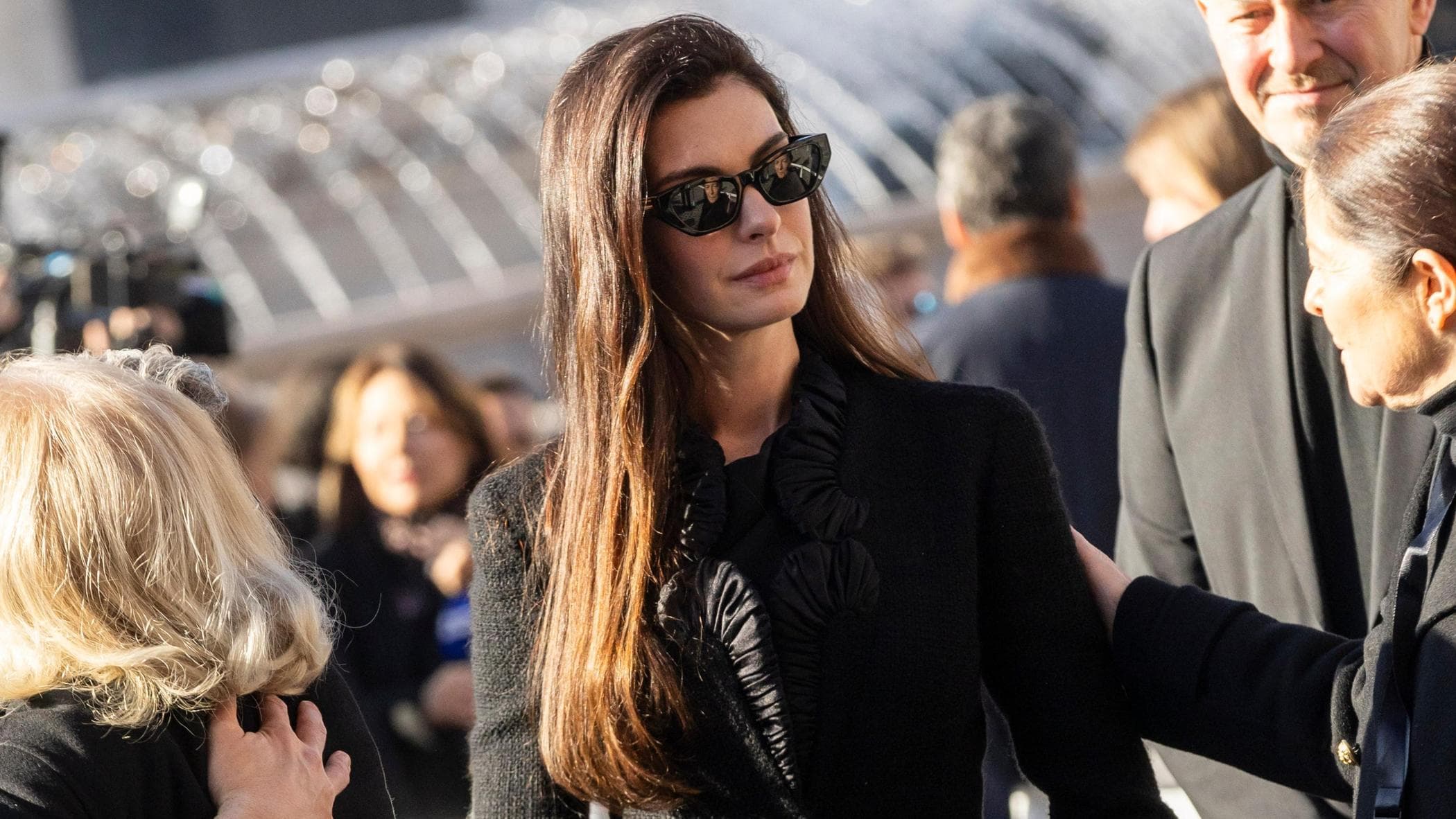 Da Anne Hathaway a Liz Hurley: gli arrivi al funerale di Valentino