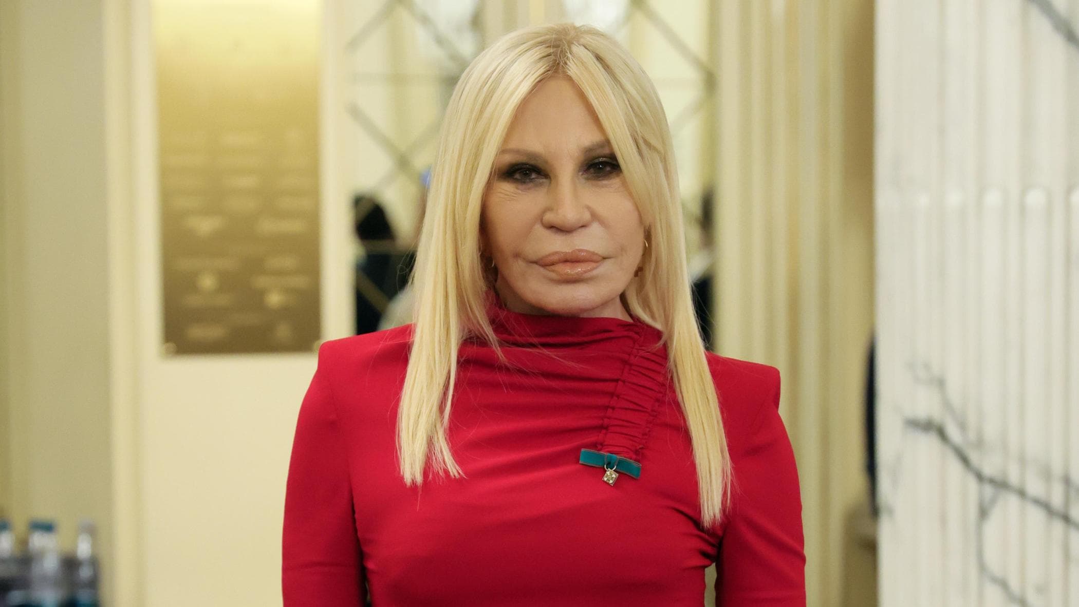 Da Donatella Versace a Jeff Goldblum: i vip alla Scala per il red carpet delle Olimpiadi