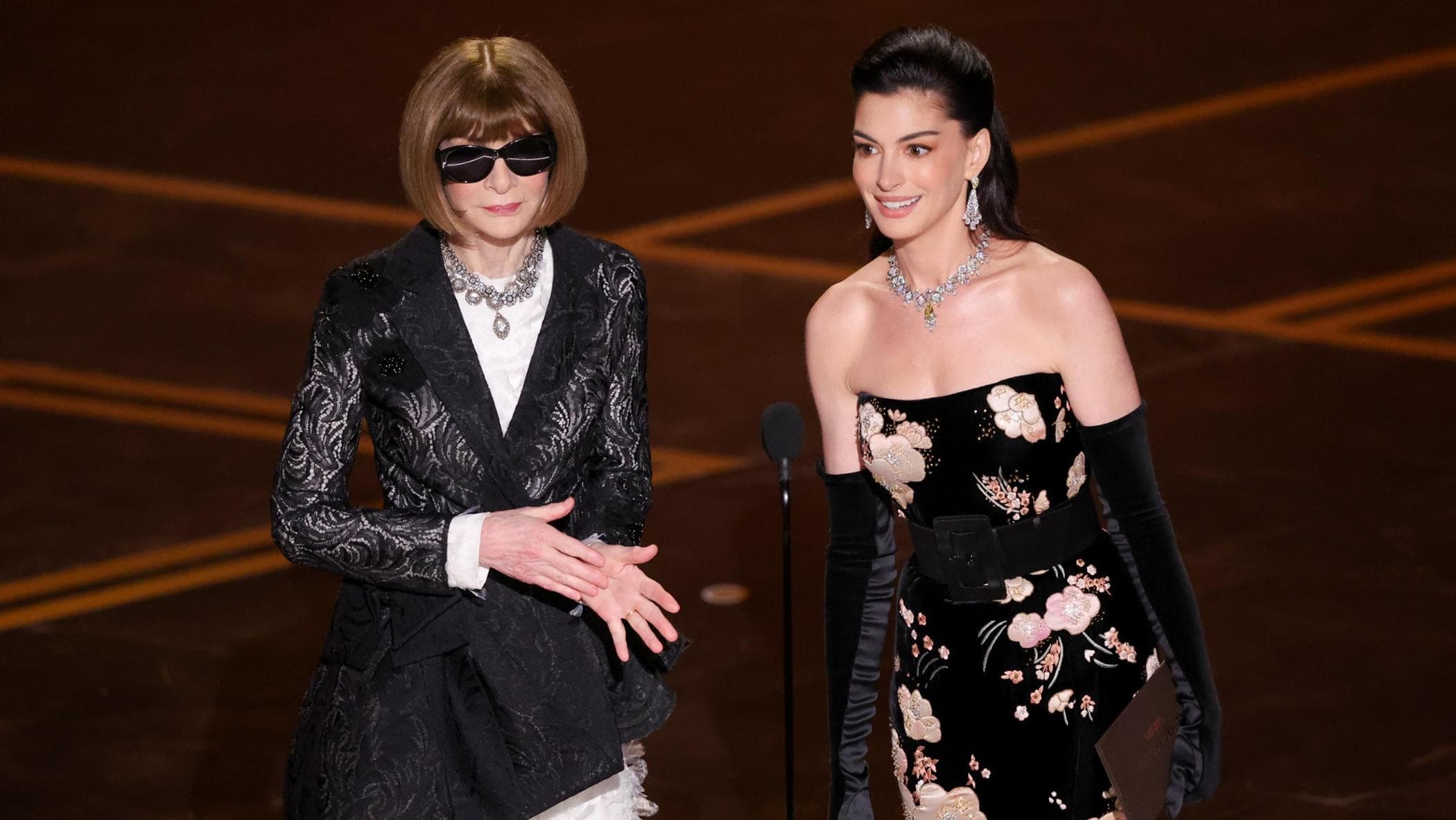 Anne Hathaway e Anna Wintour insieme sul palco degli Oscar 2026: “Grazie Emily”