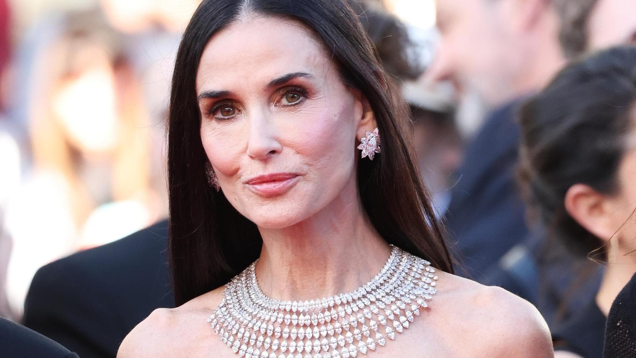 Demi Moore sul red carpet di Cannes 2026: il look con abito di paillettes e collier di diamanti