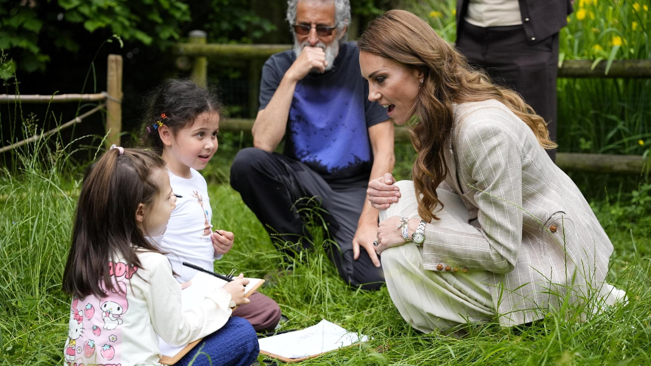 Kate con i bambini nella natura, indossa un capo italiano simbolo della sua lotta contro il cancro