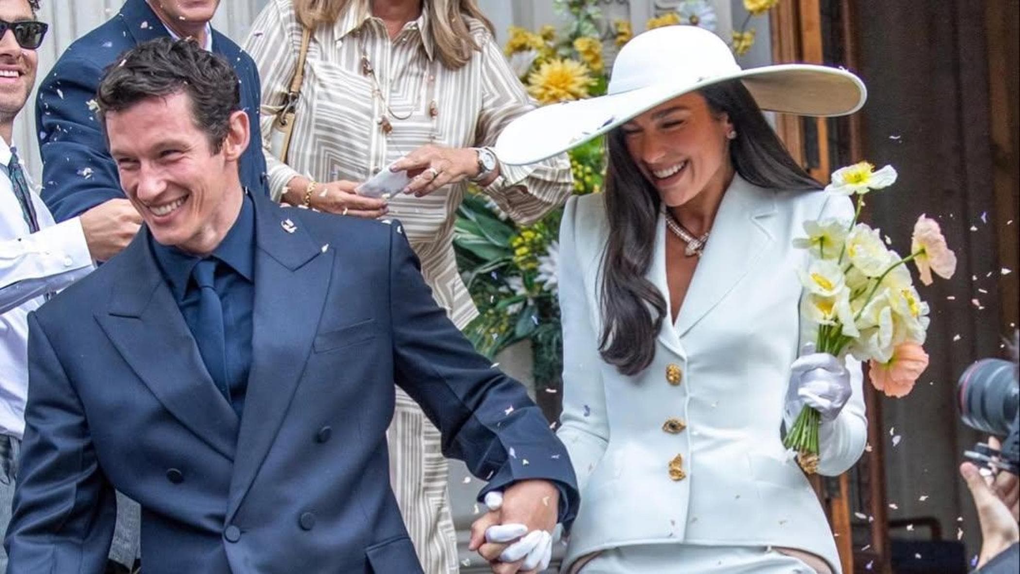 Il primo abito da sposa di Dua Lipa è ispirato a Bianca Jagger