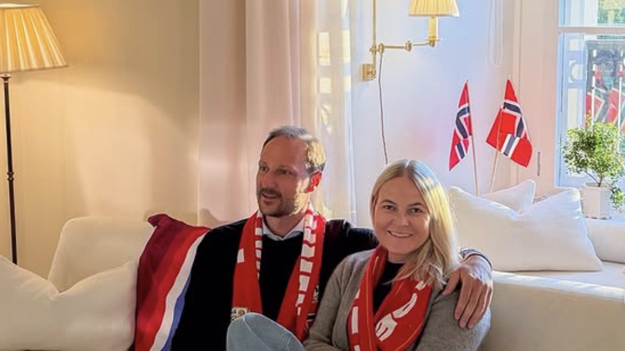 Mette-Marit torna a casa dopo il trapianto di polmone e tifa Norvegia. Il marito festeggia in piazza