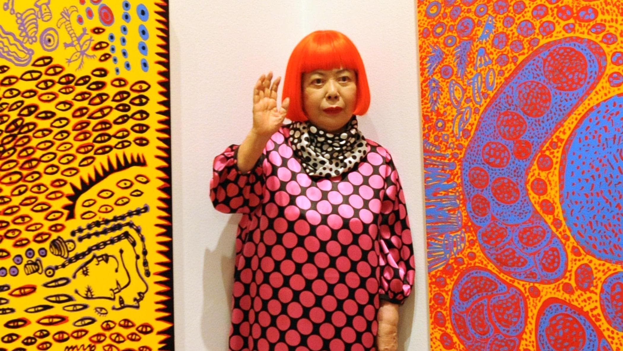 Yayoi Kusama e la moda. Dai colori violenti ai pois, dai vestiti bucati alle borse dipinte a mano