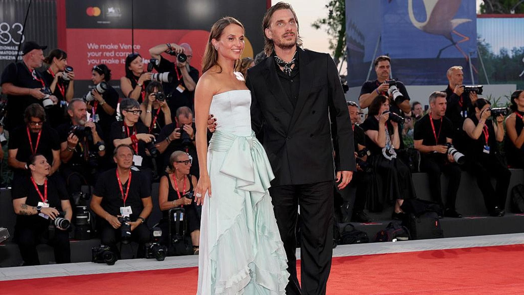 red carpet di venezia 2026 da alicia vikander a luca marinelli le pagelle dei look di oggi da D.repubblica.it red carpet di venezia 2026 da alicia vikander a luca marinelli le pagelle dei look di oggi
