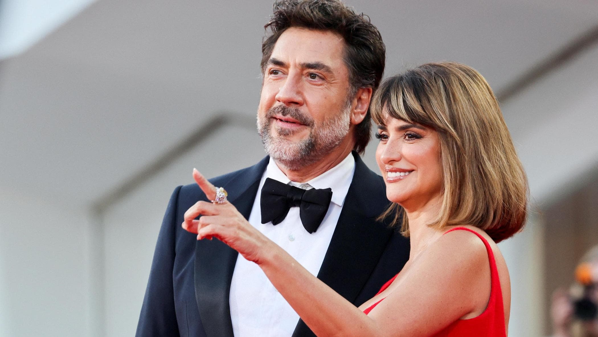 le pagelle dei look il rosso e il nero da maggie gyllenhall alla coppia cruz bardem da D.repubblica.it le pagelle dei look il rosso e il nero da maggie gyllenhall alla coppia cruz bardem