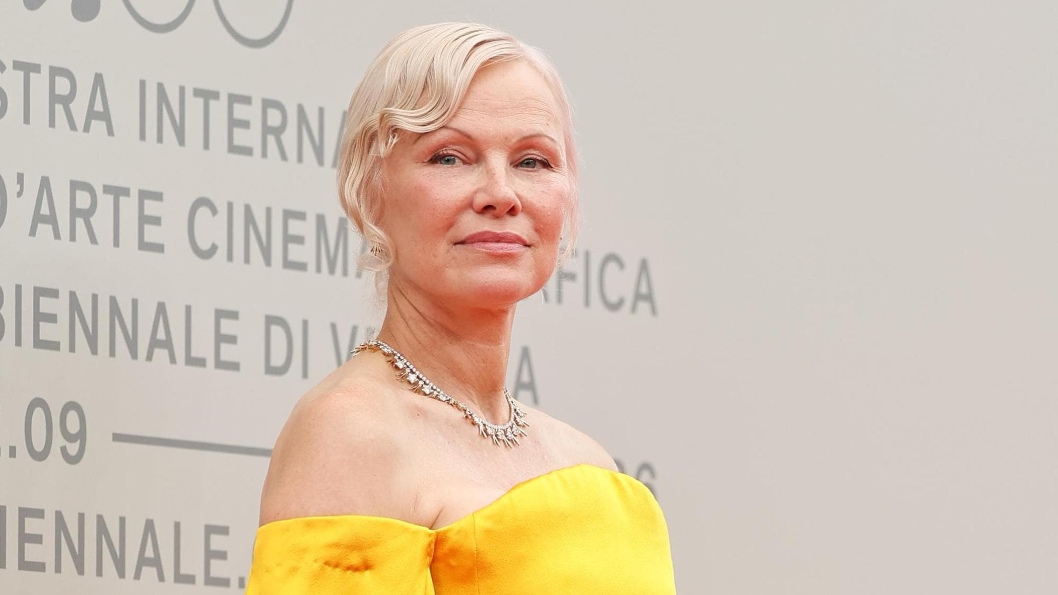 red carpet di venezia 2026 le pagelle dei look di oggi da pamela anderson ad alba rohrwacher da D.repubblica.it red carpet di venezia 2026 le pagelle dei look di oggi da pamela anderson ad alba rohrwacher