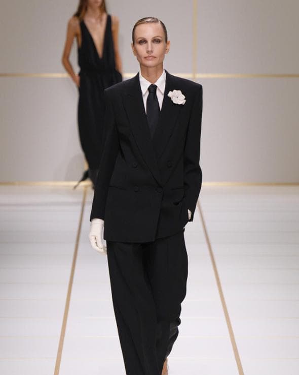 Pragmatiche e brillanti. Le donne Giorgio Armani guardano al futuro