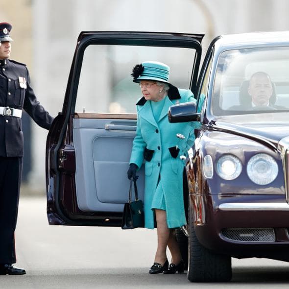 L’auto della Regina Elisabetta II all’asta. Era stata personalizzata per fare spazio alla sua borsa