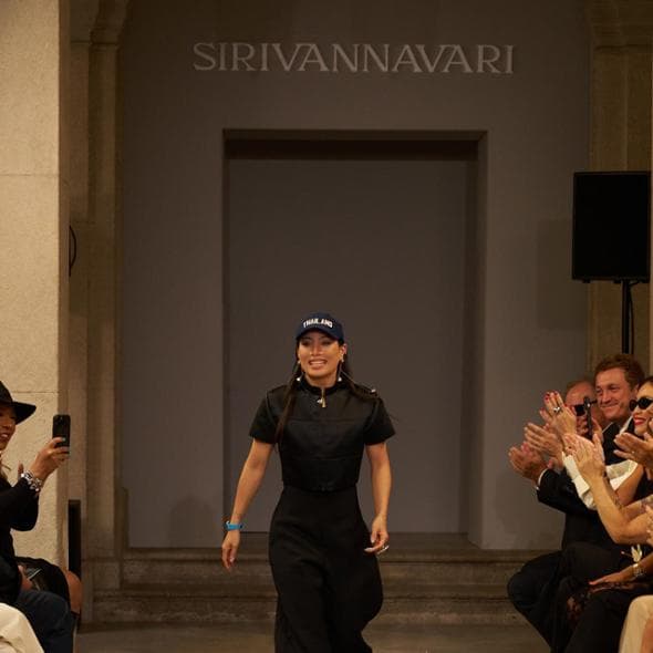 Sfila a Milano Sirivannavari, principessa stilista di Thailandia: “Mi ispiro a nonna Sirikit”