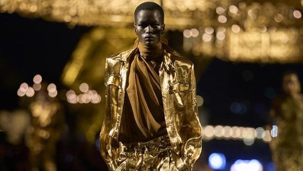 Ipnotico e seducente l’oro di Saint Laurent illumina la Tour Eiffel